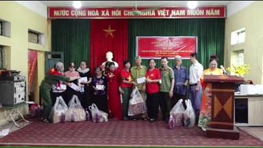 Đội Thiện nguyện nghĩa tình Trường Sơn tặng quà cho nạn nhân da cam.